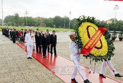 Lãnh đạo Đảng, Nhà nước vào Lăng viếng Chủ tịch Hồ Chí Minh - ảnh 1